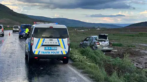 Çorum'da yağışlı havada direksiyon hakimiyetini kaybeden araç takla attı