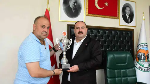 Eskişehir Masterlar şampiyonluk kupasını İnönü Belediye Başkanı’na getirdi