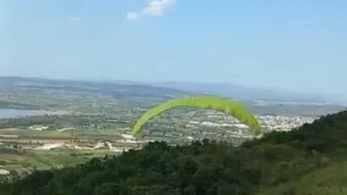 Bursa'da yamaç paraşütçüsü ormanlık alana çakıldı