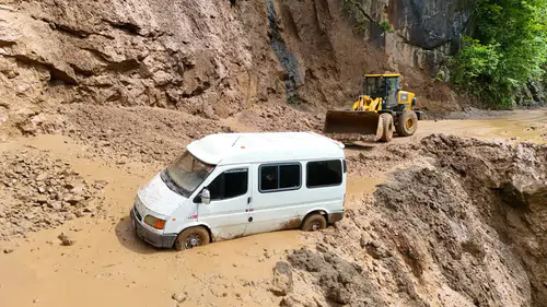 Trabzon’da yamaçtan kopan toprak minibüsü yuttu