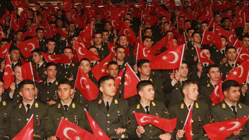 Türkiye 19 Mayıs coşkusunu meydanlarda ve salonlarda yaşadı