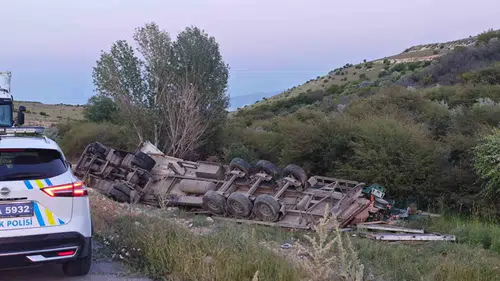 Malatya yolunda ekmek taşıyan tır kaza yaptı