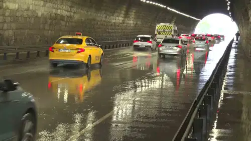 İstanbul’da sağanak trafiği kilitledi