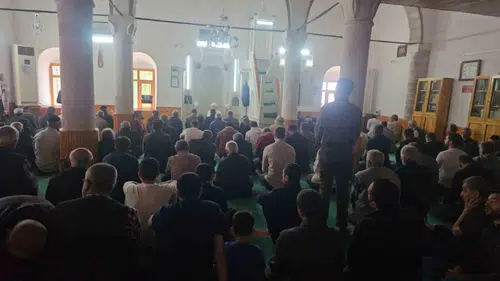 Elazığlılar bayramın üçüncü gününde cuma namazında bir araya geldi
