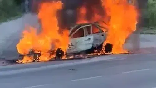 Keles yolunda seyir halindeki otomobil küle döndü