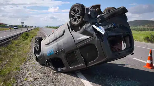 Isparta yolunda feci kaza 8 kişi hastaneye kaldırıldı
