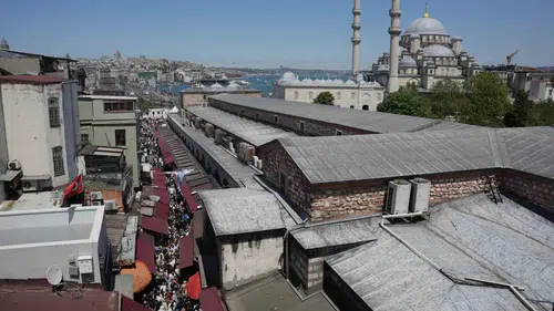19 Mayıs tatilini fırsat bilen İstanbullular Eminönü meydanını doldurdu