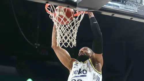 Fenerbahçe play-off serisini süpürdü ve adını yarı finale yazdırdı