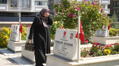 Niğde’de bayram sabahı şehitlikte duygu dolu anlar yaşandı