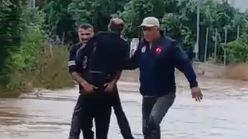 Mersin'de sel sularına kapılan vatandaş ölümden döndü