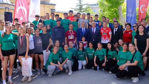 Karaman sokakları Türk dili için koştu