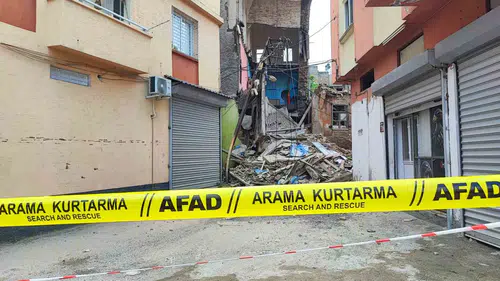 Adana'da metruk bina sağanak ve depremle çöktü