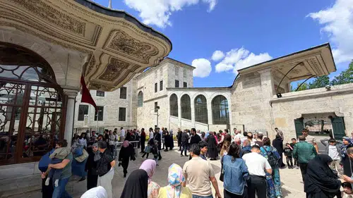 İstanbul Fethi coşkusu Fâtih Sultan Mehmed’in türbesinde yaşanıyor