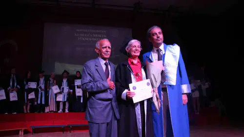 70 yaşındaki Rahime Uluşar diplomasını profesör oğlunun elinden aldı