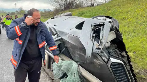 TEM Otoyolu’nda direksiyon hakimiyetini kaybeden sürücü bariyerlere çarptı