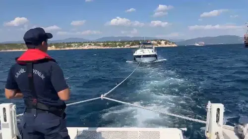 Didim açıklarında motoru bozulan teknedekiler yardım bekledi
