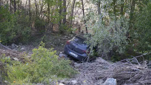 Gümüşhane yolunda 70 metre sürüklenen otomobilden sağ çıktılar