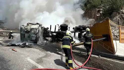 Milas-Yatağan yolunda devrilen tır alevlere teslim oldu
