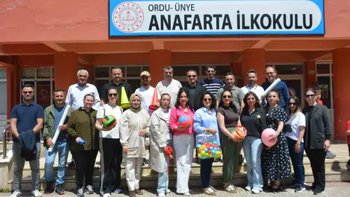 Okul bahçesinde ter döktüler Veliler ve öğretmenler yarışıyor