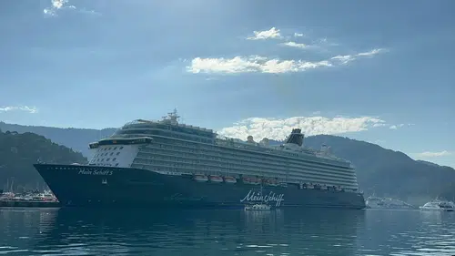 Marmaris limanlarına dev gemilerle binlerce turist akını