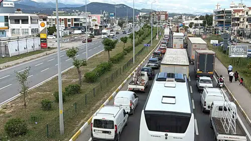 Kurban Bayramı tatili yolları kilitledi Kuzey Ege’de trafik durma noktasında