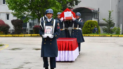 27 yaşındaki komutanın veda öncesi öğrencilere uzattığı yardım eli
