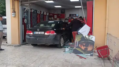Amasya’da çay içmeye giden sürücü otomobiliyle dükkana girdi