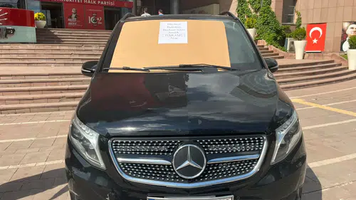 CHP Genel Merkezi önünde araçlara el konuldu
