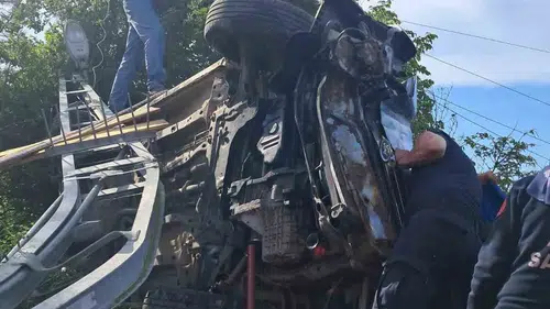 Kastamonu Yamaç köyünde direğe çarpan araçta iki kişi sıkıştı