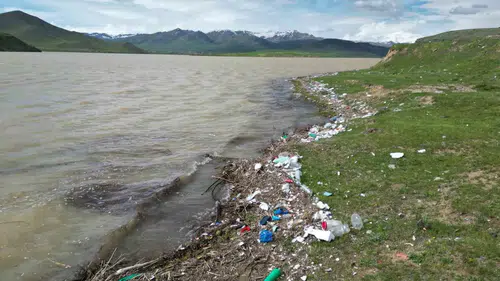 Erciş’te doğa talanı Koçköprü Barajı’nı çöp gölüne çevirdi