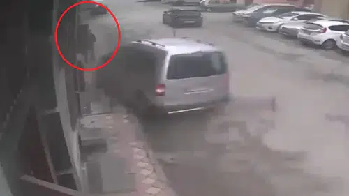 Eskişehir’de kontrolden çıkan araç kaldırımdaki yayayı hayattan kopardı