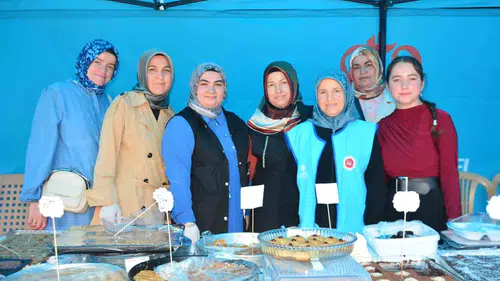 Ünye meydanında hafızlık kursu için dayanışma pazarı kuruldu
