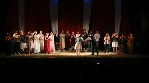 Atatürk Üniversitesinde tiyatro sezonu alkışlarla kapandı