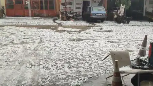 Besni sokakları bir anda beyaza büründü