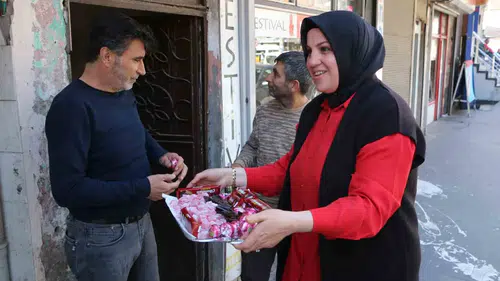 Bağlar’da muhtar kapı kapı dolaşıp bayram şekerlerini dağıttı