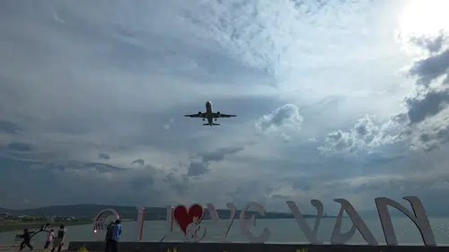 Van uçağı sis yüzünden rotasını değiştirdi