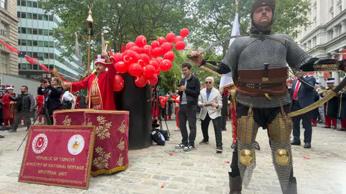 New York sokaklarında Türk bayrağı göndere çekildi