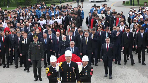 Bakan Bak gençlerle Anıtkabir’deydi