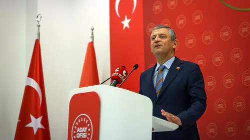 Özgür Özel gençlerin siyasetteki tercihlerine yönelik hamleleri eleştirdi