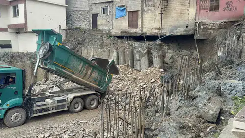 Hakkari’de inşaat kazısı çevredeki binaları uçuruma sürükledi