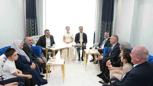 Bakan Tekin Erzurumda genç çiftin yüzüklerini taktı