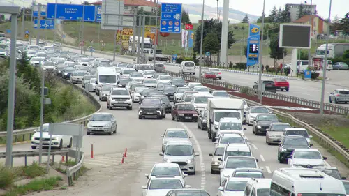 Kırıkkale yolunda bayram dönüşü kuyrukları uzamaya başladı