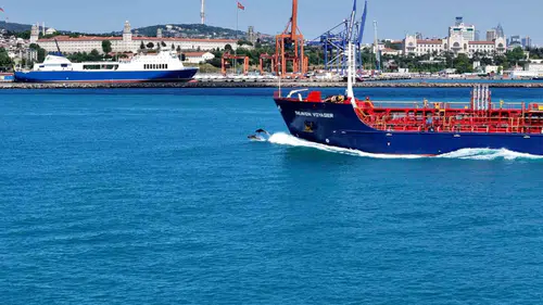 İstanbul Boğazı bayramda turkuaz renge büründü