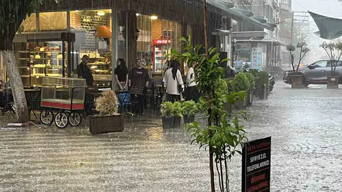 İncirliova’da aniden bastıran sağanak esnafı hazırlıksız yakaladı