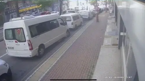 Bursa Yıldırım’da kontrolden çıkan araç ortalığı birbirine kattı