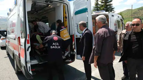 Elazığ yolunda kaza Milletvekili Erol yaralılara yardım etti