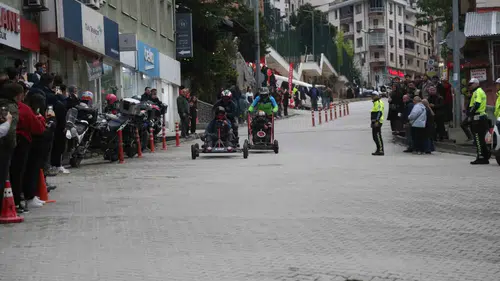Artvin yokuşlarında hurdalardan yapılan araçlar yarıştı