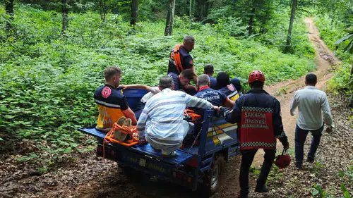 Sakarya'da dere yatağına düşen sürücüyü patpat kurtardı