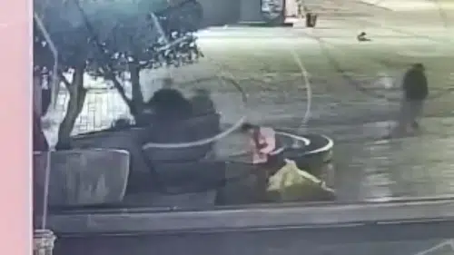 Taksim Meydanı'nda yardım bahanesiyle telefon hırsızlığına suçüstü
