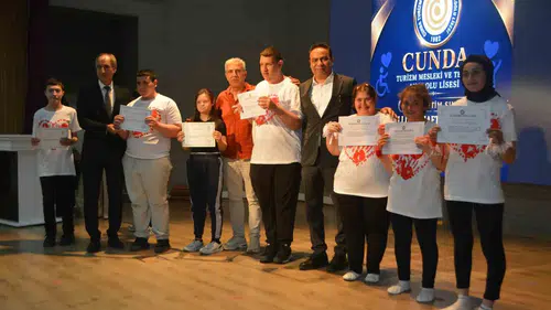 Ayvalık'ta özel öğrencilerden duygusal farkındalık gösterimi